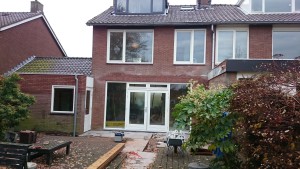 Nieuwe pui, nieuwe kozijnen verdieping en opgetrokken aanbouw garage